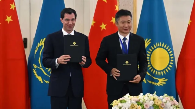 Li Auto and Allur representatives at the Kazakhstan assembly agreement ceremony