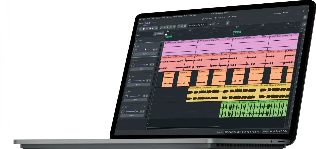 Audacity 界面显示笔记本上的多轨音频时间线、彩色波形轨道和编辑控件