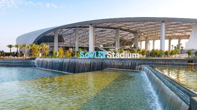 SoFi Stadium 外部与 Lake Park