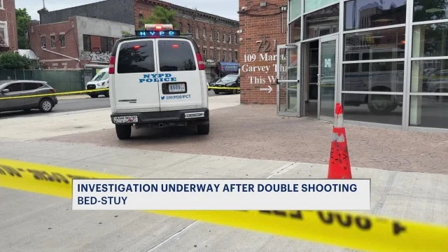 NYPD 警车停在 Willoughby Ave 721 号门前,警戒线已拉起