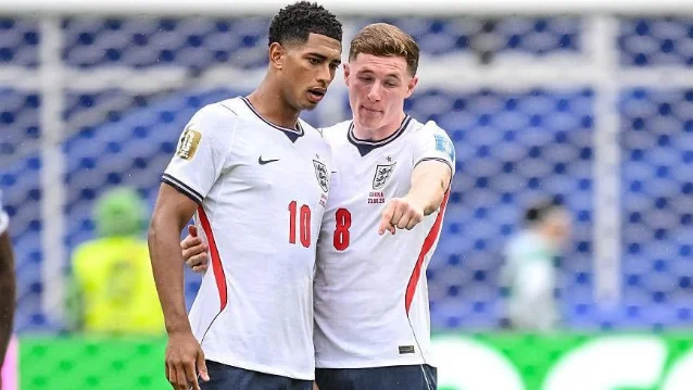 Jude Bellingham and Elliot Anderson talk during England-Ghana