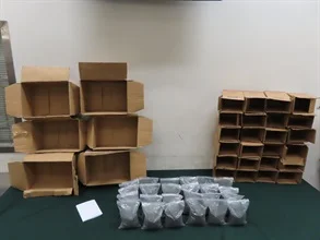 香港海关公布的疑似走私白银及纸箱