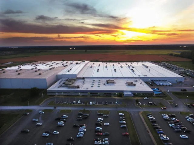 SpaceX Colossus 数据中心，位于田纳西州孟菲斯，自称「算力工厂」。2024 年 8 月摄。