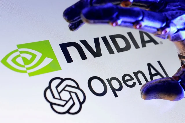 Nvidia 与 OpenAI 标志被机械手置于白色背景上