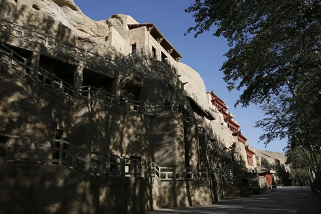 莫高窟崖面上的洞窟建筑与木栈道