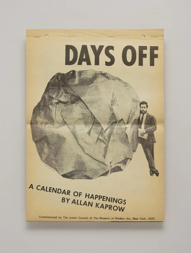 《Days Off: A Calendar of Happenings》1970 年馆藏封面，画面中央是一块覆盖人物的巨大布料。