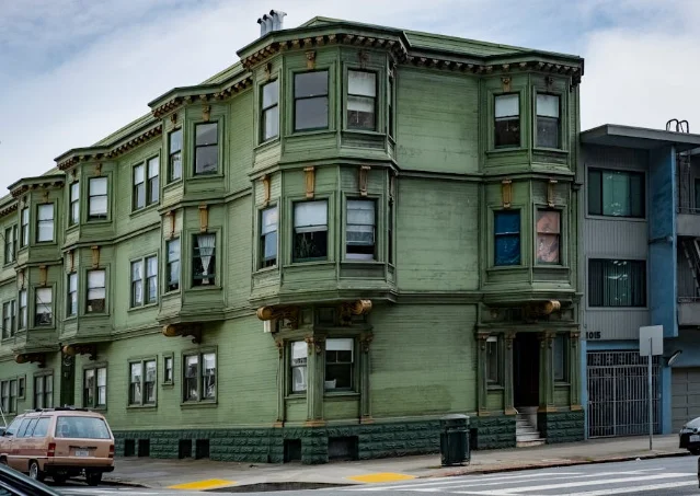 街景 — SF 维多利亚风格住宅街道,色彩丰富的公寓楼临街而立