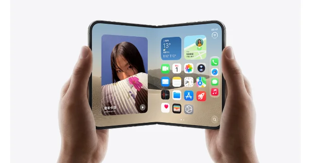 苹果官方展示的双手横向握持 iPhone Duo 内屏展开图