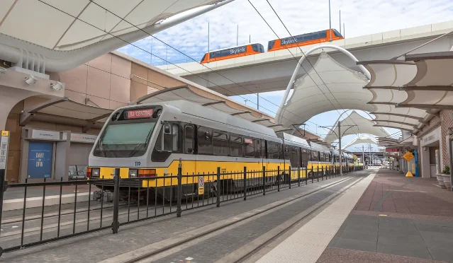 DFW 机场与 DART 列车