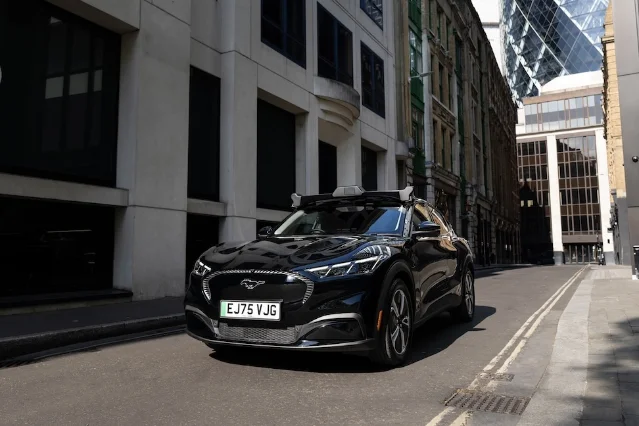 Uber 官方新闻室展示的 Wayve 车辆,图像显示伦敦街道中的全电动 Ford Mustang Mach-E;图片只用于识别车辆和服务主体,不证明自动驾驶性能。