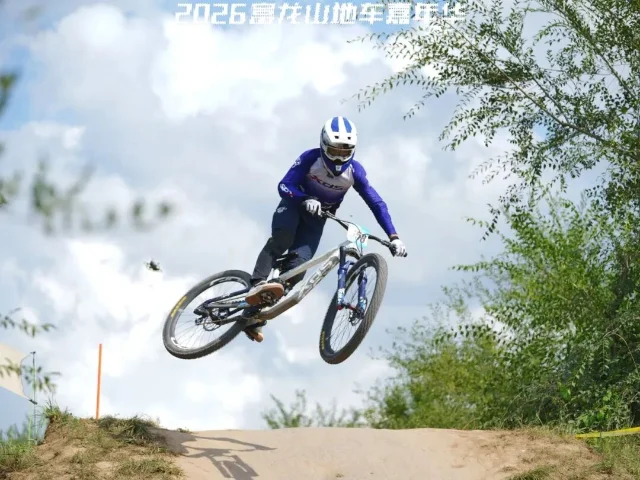 富龙山地车嘉年华赛道上的腾空动作