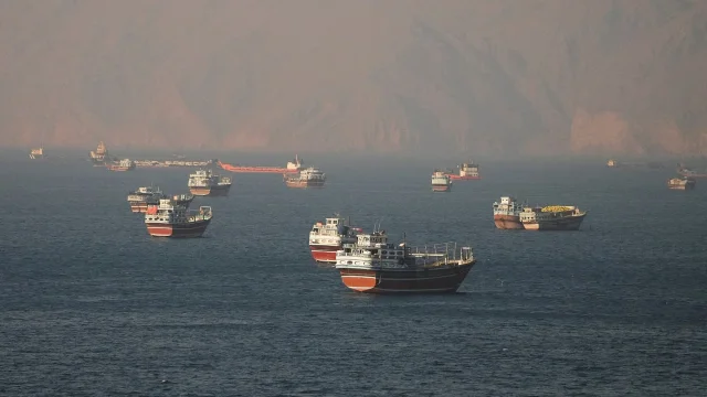 霍尔木兹海峡附近船只