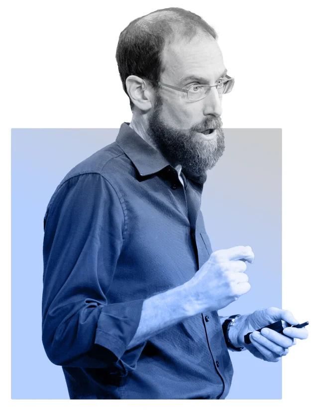 David Keith 站在室内