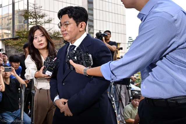 Bang Si-hyuk 在首尔警察厅接受记者采访
