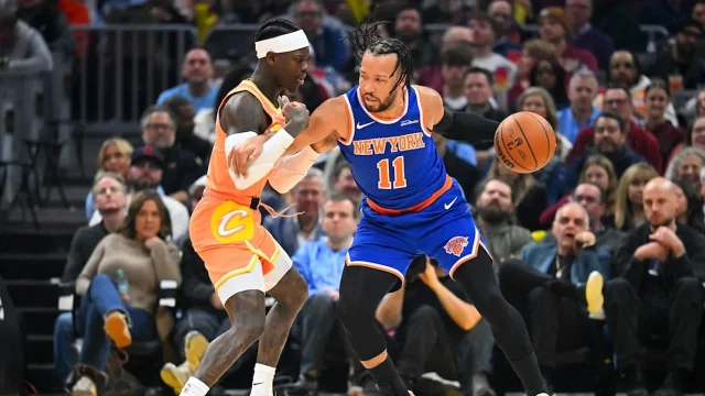 Jalen Brunson (New York Knicks, #11) pushes the pace against Dennis Schröder (Cleveland Cavaliers) in Game 1 of the Eastern Conference Finals. Photo: Yahoo Sports