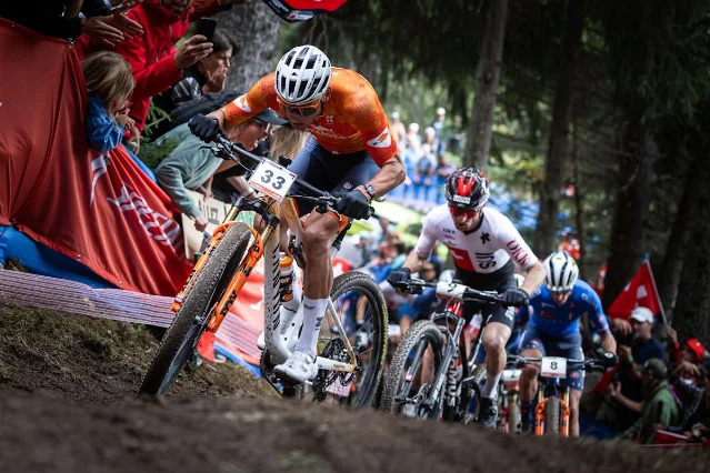 林地 XCO 赛道上的车手正在通过比赛路段