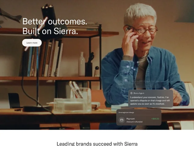 Sierra 官方首页的产品演示:用户询问一笔不认识的 95 美元扣款,agent 在对话里发起争议并完成退款