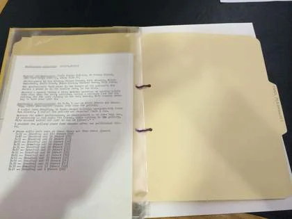 装订在文件夹中的文字与表格档案页