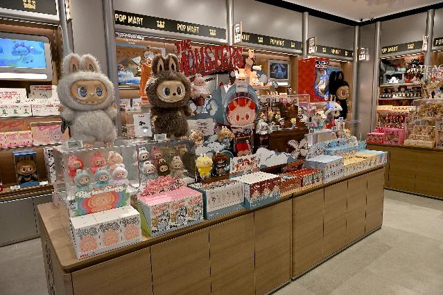Pop Mart在美国Arundel Mills门店的收藏玩具陈列