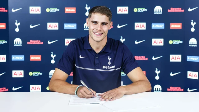 Micky van de Ven signs his new Tottenham contract