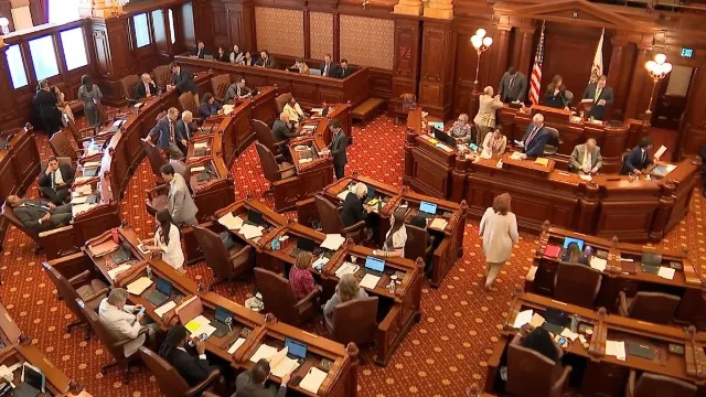 伊利诺伊州议会众议院议事厅,议员在凌晨 4:30 完成 SB 315 表决