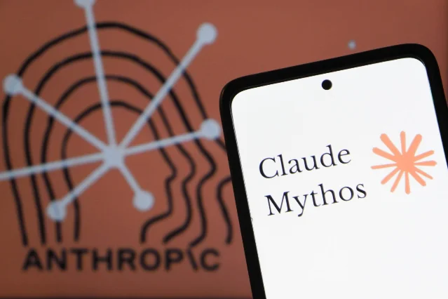 手机屏幕显示「Claude Mythos」及 Anthropic 橙色背景板