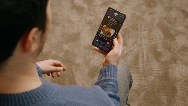 Just Eat 官方素材:手机上的 AI 点餐界面
