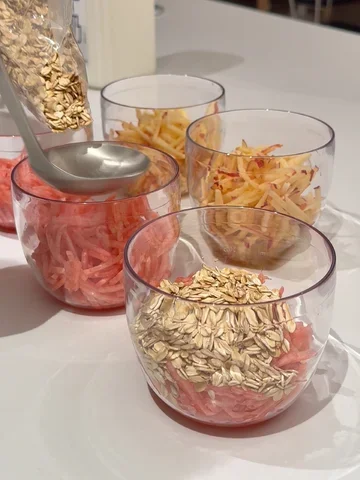 几杯分层摆放的燕麦与水果，呈现一次备餐多份的画面
