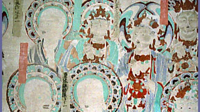第100窟壁画人物近景,面部与服饰残存多种颜色