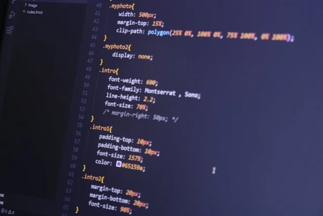 HTML 代码特写,暗色背景的显示器