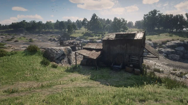 从西北方向看到的废弃 Old Greenbank Mill，磨坊坐落在干涸的河床旁