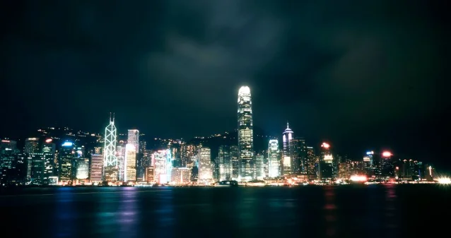 香港维多利亚港夜景，《金手指》的背景时代正是香港经济腾飞年代