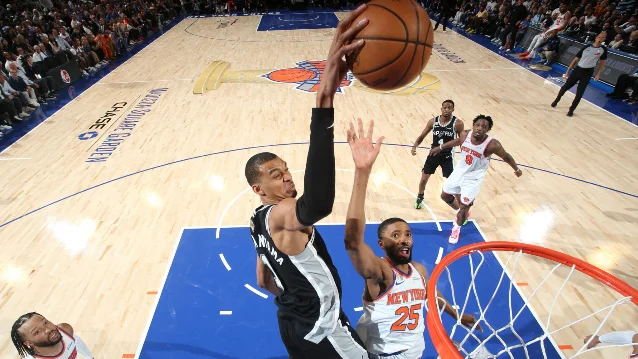 2026 NBA 总决赛 G3 马刺与尼克斯球员争夺篮板