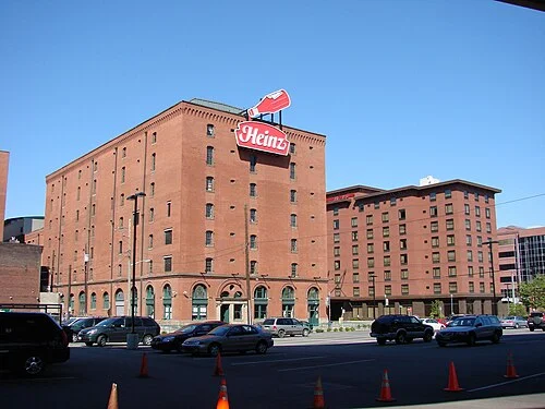 Heinz service building Pittsburgh — the company's Pittsburgh complex included a rooftop garden, auditorium, and employee dental clinic