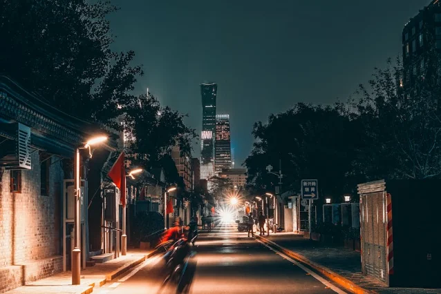 夜骑穿越北京城市街道,霓虹灯光与摩天楼交织的北京夜景