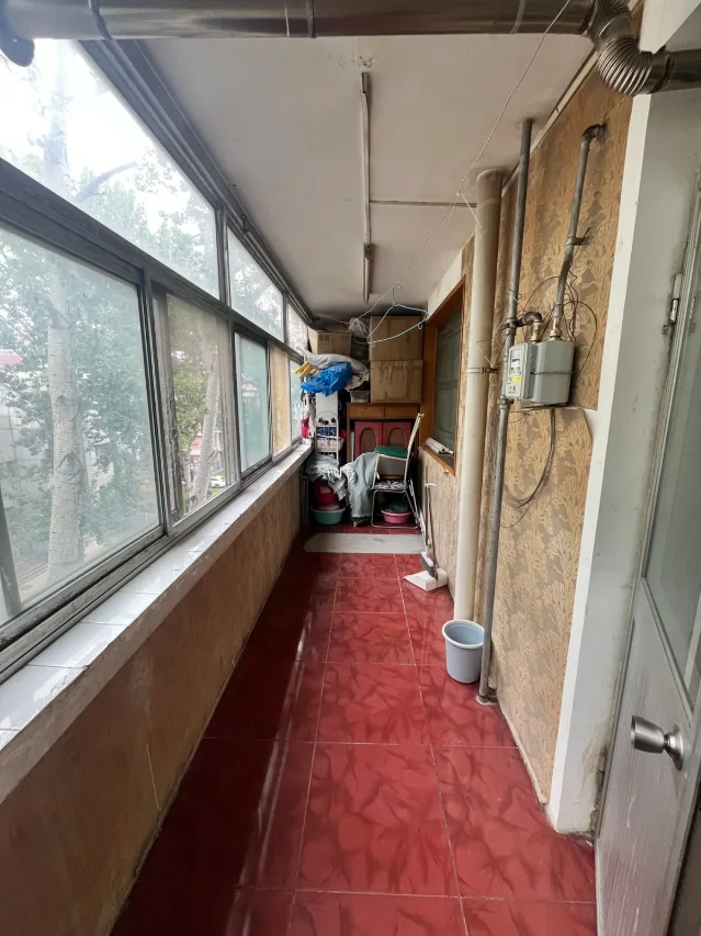 阳台或封闭走廊,能看到窗户和热水器管线