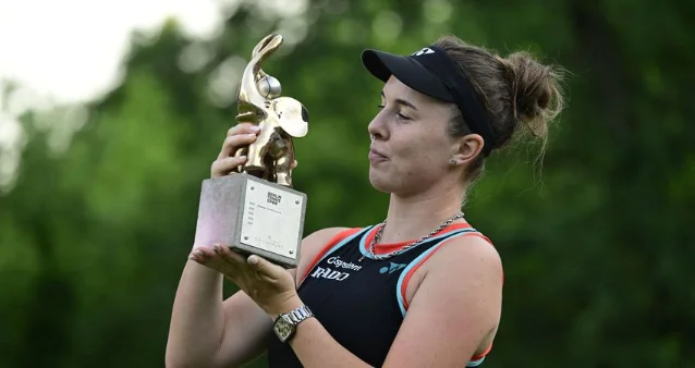 Linda Nosková lifts the Berlin Tennis Open trophy after defeating Jessica Pegula in the final