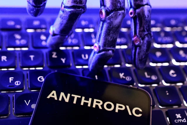 键盘上的 Anthropic 标志与机械手