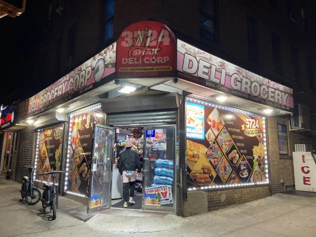 布朗克斯 Bronxwood 大道 3724 号 SHAK DELI CORP 事发地点外观，门口为案发现场