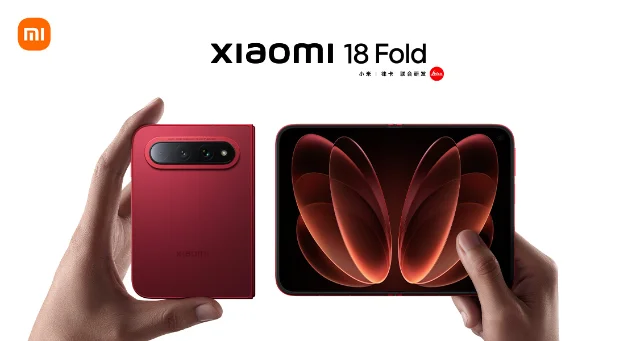 小米 18 Fold 官方产品图，红色为"西野红"配色：左侧合起状态的 5.38 英寸外屏，右侧展开后的 7.58 英寸内屏