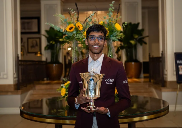 Praggnanandhaa holding the Saint Louis Rapid & Blitz trophy