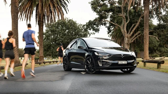 特斯拉 Model X 行驶在悉尼公路上|正文配图|高质量|适合 FSD 自动驾驶主题插图
