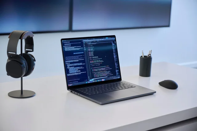 在 Surface Laptop Ultra 上运行的本地 AI 模型
