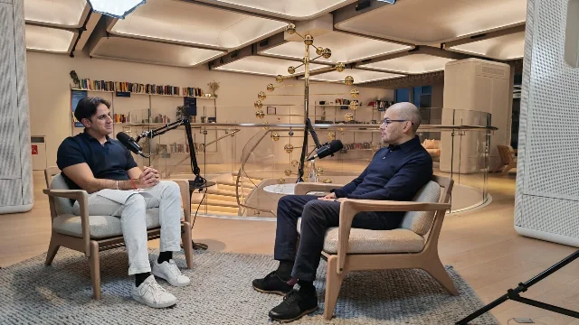 Arjun Kharpal 与 Demis Hassabis 坐在室内录音棚对谈