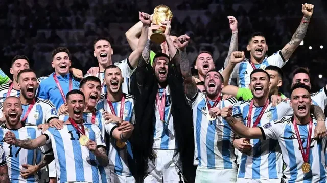 Jugadores de la selección argentina festejan con la copa del mundo FIFA tras salir campeones en Qatar.