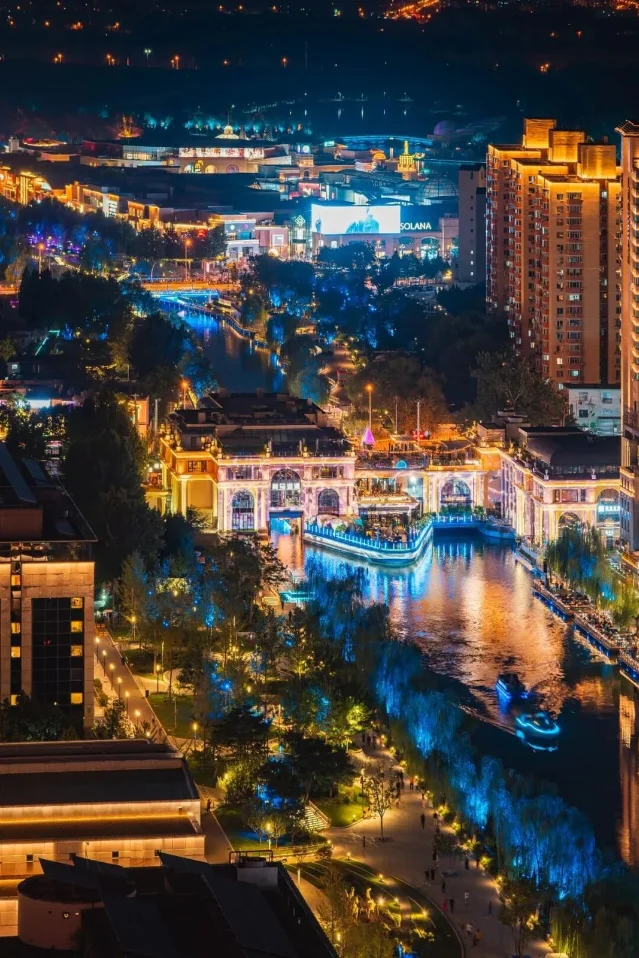 亮马河夜色中的蓝色港湾与水岸灯光