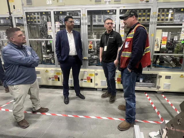 Ro Khanna(左二,蓝西装)与 UAW(United Auto Workers,全美汽车工人联合会)Local 1112 主席 George Goranitis 及 Ultium Cells 员工在生产线旁听取介绍