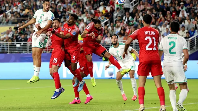 约旦与阿尔及利亚比赛中的禁区争顶