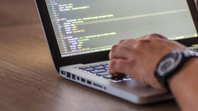 Développeur analysant du code — pratique essentielle pour le bug bounty