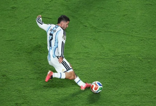 Rodrigo De Paul passes during Argentina's win over Algeria